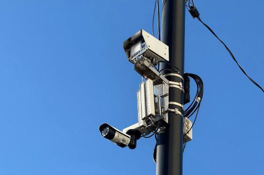 На всех контейнерных площадках Благовещенска планируют установить видеонаблюдение В многоквартирных домах города все чаще фиксируются случаи так называемого подброса мусора На контейнерных площадках оставляют автомобильные шины строительный мусор коробки от магазинов и кафе а также растительные отходы Региональный оператор по вывозу ТКО такие отходы вывозить не обязан поэтому ликвидировать их приходится управляющим компаниям При этом расходы ложатся на плечи жильцов многоквартирных домов сообщают в городской администрации Для решения проблемы управляющим компаниям рекомендуют устанавливать видеонаблюдение за контейнерными площадками Это поможет фиксировать нарушителей и взыскивать расходы с них По инициативе жильцов уже в нескольких домах камеры установлены В этом году в управление ЖКХ уже поступили фото и видеоматериалы по трем фактам незаконного размещения коробок и строительного мусора За данное нарушение грозят штрафы Для граждан до трех тысяч рублей для должностных лиц до 30 тысяч для ИП до 50 тысяч