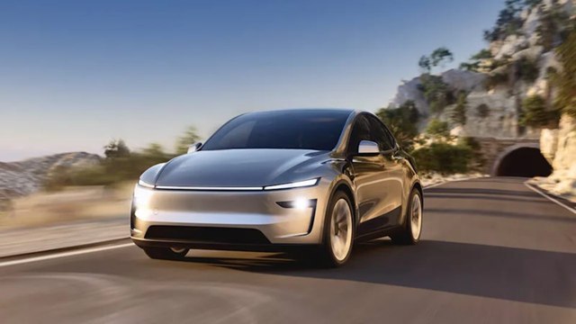 Tesla выведет на дороги Техаса только 10 беспилотных такси, которые будут избегать сложных участков Двадцать второго июня компания Tesla запустит, как и обещала, тестирование сервиса роботакси в городской среде. Всего будет задействовано не более 10 автомобилей, при этом сложные участки дорог в маршрут не попадут или будут тщательно контролироваться для минимизации рисков. В случае возникновения проблем управление возьмут на себя удалённые операторы. Тесты пройдут в американском городе Остине штат Техас . Ранее Илон Маск Elon Musk в интервью CNBC, предупреждал, что дебют сервиса возможен и с менее чем десятком автомобилей, поэтому сама по себе скромная численность машин не стала полной неожиданностью. Также известно, что первые поездки на роботакси Tesla будут доступны лишь сотрудникам компании или приглашённым гостям. Обычные пользователи смогут воспользоваться услугой только через несколько месяцев после начала тестирования, сообщает Engadget.