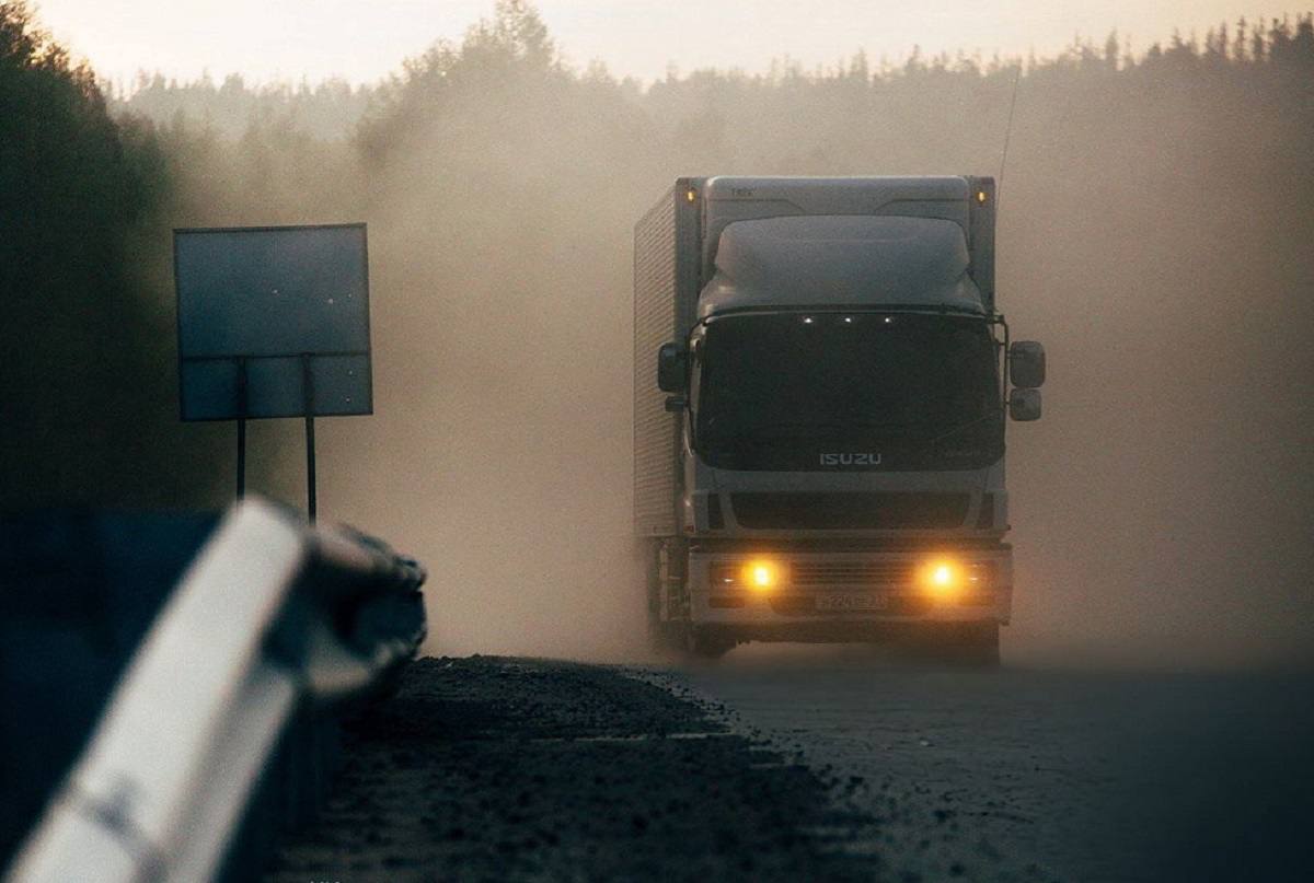 В Завитинском округе до 15 августа ввели ограничения на движение большегрузов  Это связано с последствиями циклона, который прошел в регионе на прошлой неделе.   Движение большегрузов закрыто на участках дорог Болдыревка — Аврамовка, с 0 по 9 километр, и Завитинск — Верхнеильиновка, с 7 по 32 километр.  Запрет распространяется на транспорт с общей массой более 12 тонн, не имеющий спецразрешения. Исключения:   транспорт, перевозящий важные грузы и пассажиров;   коммунальная и дорожная техника, которая помогает восстанавливать дороги;  сельхозтехника, задействованная на полевых работах;  автомобили экстренной помощи.  За превышение тоннажности предусмотрен штраф водителям  — от 1 до 2 тысяч рублей, должностным лицам, ответственным за перевозку — от 15 до 22 тысяч рублей и юридическим лицам от 150  до 225 тысяч рублей.