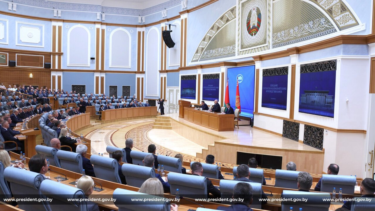 Лукашенко потребовал вернуть 500 млн валютной выручки в Беларусь Александр Лукашенко на совещании с руководством банков потребовал снизить внешнюю дебиторскую задолженность и обеспечить возврат валютной выручки в страну Подробности здесь myfin news