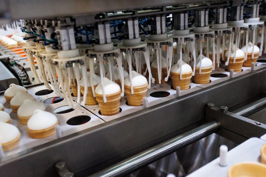 Компания Логика молока бывшая Health Nutrition объединяющая бывшие производственные площадки Danone в России приобрела крупнейшую в Сибири фабрику по производству мороженого Полярис Мощности предприятия расположены в Новосибирске и составляют более 19 тыс т продукции ежегодно Эксперты оценивают сумму сделки в 5 5 6 млрд руб В компании сообщили о намерении модернизировать и увеличить приобретенные мощности Вместе с тем продажи мороженого в высокий сезон прошлого года в Сибири сократились на 10 4 год к году Подробнее в материале Полярис отошел Логике молока  Подписывайтесь на Ъ Сибирь