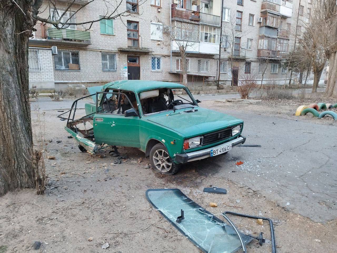 ‼ В Новой Каховке в ходе атаки противника поврежден многоквартирный дом  "Кроме того, в результате обстрела ВСУ повреждено четыре легковых автомобиля. Жертв и пострадавших нет", - заявили в Администрации Новокаховского округа.   Радио Таврия - подписаться