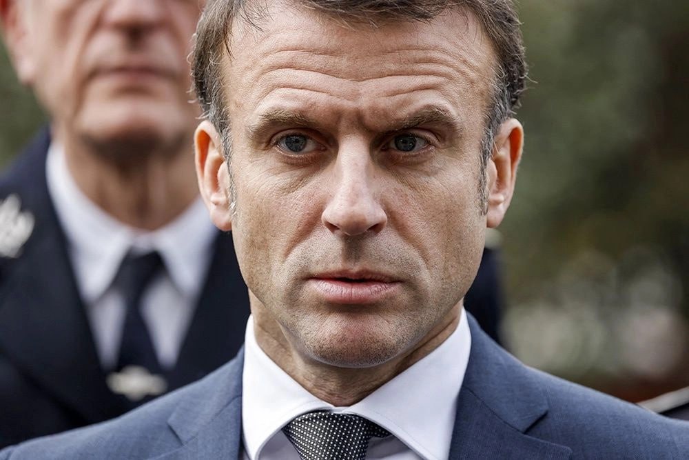 62 и точка Французские депутаты заморозили самую значимую реформу Макрона За приостановку крайне непопулярного шага повышающего возраст выхода на пенсию с 62 до 64 лет проголосовали 255 депутатов против 146 и 104 воздержались Реформа отложена минимум до 2027 года Депутаты партии власти Возрождение считавшейся оплотом Эмманюэля Макрона в парламенте почти полностью воздержались от голосования а трое даже поддержали приостановку реформы Такая открытая фронда несомненно стала крайне болезненным ударом для нынешнего главы государства В этой связи показателен ноябрьский опрос общественного мнения 89 французов назвали политику Макрона провальной практически во всех областях и что характерно в их числе оказались три четверти тех кто голосовал за него на выборах 2017 и 2022 годов В какую сумму обойдется французскому бюджету заморозка реформы Как подсчитали в правительстве речь идет о 300 миллионах евро в будущем году и 1 9 миллиарда евро в 2027 м Судя по всему дыру в госфинансах придется латать за счет повышения налогов в частности так называемого общего социального вклада Фото AFP Подписаться на Российскую газету в Читать нас в MAX