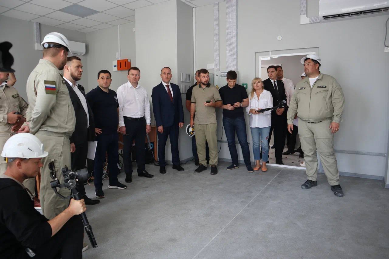 Новый комплекс очистных сооружений в Геленджике в высокой степени готовности Замминистра Никита Стасишин совместно с вице-губернатором Краснодарского края Евгением Пергуном и мэром Алексеем Богодистовым проинспектировал ход работ на комплексе очистных сооружений и провел совещание по реализации проекта «Чистая бухта» в городе-курорте. Готовы к эксплуатации очистные сооружения на «Тонком мысе» с производительностью 30 тыс. м³ в сутки с возможностью увеличения до 50 тыс. м³ в сутки. Завершены работы на глубоководном выпуске: проложено 1734 м трубопровода, установлен буй. На данный момент ведется приемка строительным контролем. Для соединения очистных сооружений и глубоководного выпуска был построен сбросный коллектор, уложено почти 2 км трубопровода. В технических зданиях завершается монтаж оборудования, ведутся пуско-наладочные работы. В рамках строительства и реконструкции системы водоотведения с направлением стоков на площадку новых очистных «Тонкий мыс» уже построено почти 36 км трубопровода. Также была произведена реконструкция системы водоотведения на существующих очистных на «Толстом мысе». На данный момент идет реконструкция существующей производственной площадки очистных сооружений на «Толстом мысе» и существующих насосных станций в с. Дивноморское. «Это по-настоящему масштабный проект, который изменит качество жизни жителей и отдыха туристов. Обновление инженерной инфраструктуры в городе-курорте будет продолжено, важно не допускать сдвигов сроков контрактации и ввода объектов», — сказал Никита Стасишин. Отдельное внимание в ходе совещания уделили реализации других инфраструктурных проектов, в том числе развитию ливневой сети. Ведется разработка проектной документации. Также в ходе рабочего визита замминистра осмотрел ряд строящихся объектов социальной инфраструктуры.