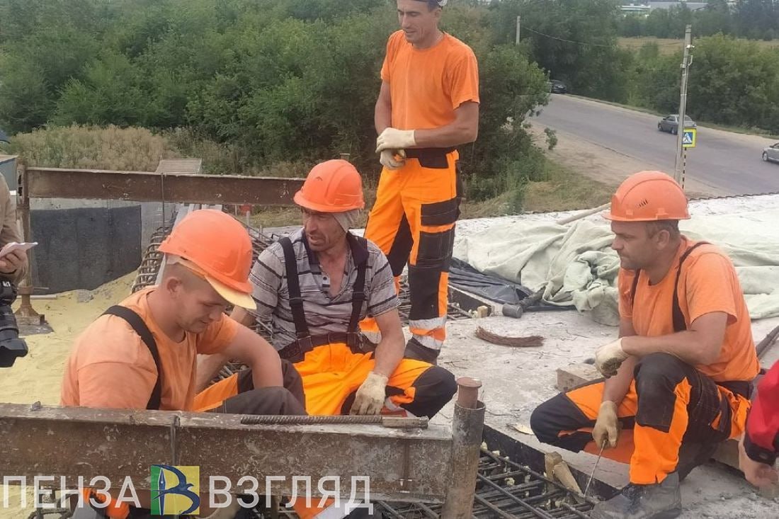Стало известно когда пензенцам ждать шестидневную рабочую неделю Такой график не предусмотрен официальным производственным календарем как минимум до 2027 года Соответствующее заявление сделал глава думского комитета по труду и соцполитике Ярослав Нилов Депутат пояснил что в наступившем году не планируется и сокращения зимних праздников Несмотря на разные предложения по этому вопросу власти считают важным сохранить существующий баланс между рабочими и выходными днями Напомним что шестидневная рабочая неделя была у россиян в ноябре в связи с Днем народного единства Что касается 2027 года то правительство сформирует и утвердит его календарь только осенью 2026 года Также Нилов добавил про предстоящие новогодние праздники Благодаря переносу выходных дней последняя неделя декабря будет очень короткой Россияне выйдут на работу только 29 и 30 декабря а 31 число уже станет нерабочим днем пишет Парламентская газета Подписаться на Пенза Взгляд в ТГ Подписаться на Пенза Взгляд в MAX