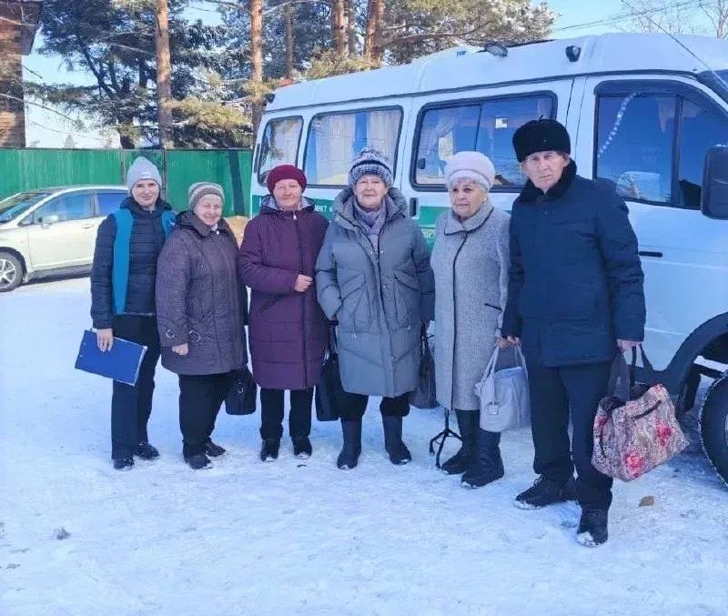 Специальные службы доставили в больницы 3 8 тысяч пенсионеров из амурских сел еще к амурчанам доставили медработников для оказания помощи на дому Службы Мобильная бригада продолжают помогать жителям Амурской области За 10 месяцев специалисты сопроводили в поликлиники и больницы 3834 пожилых человека старше 65 лет и инвалидов проживающих в деревнях и селах В медучреждениях амурчане прошли диспансеризацию и медицинские осмотры сообщили в региональном Минсоцзащиты Мобильная бригада также доставляет лекарства медицинские изделия продукты питания и предметы первой необходимости В 2025 году она помогла в этом уже 3318 гражданам 427 пенсионерам помогли пройти вакцинацию к 921 человеку доставили медработников для оказания помощи на дому Также специалисты доставили в медорганизации 9 мобильных паллиативных пациентов не требующих медицинского сопровождения а также 6 человек которым требовалось пройти гемодиализ На территории Приамурья функционирует 25 служб Мобильная бригада По вопросам соцобслуживания в том числе по доставке лекарств медицинских изделий продуктов питания можно обратиться на горячую линию Регионального координационного центра по бесплатному номеру телефона 8 800 201 42 42 Фото Минсоцзащиты Амурской области ТЕЛЕПОРТ РФ здесь все об Амурской области Мы в МАХ Написать нам