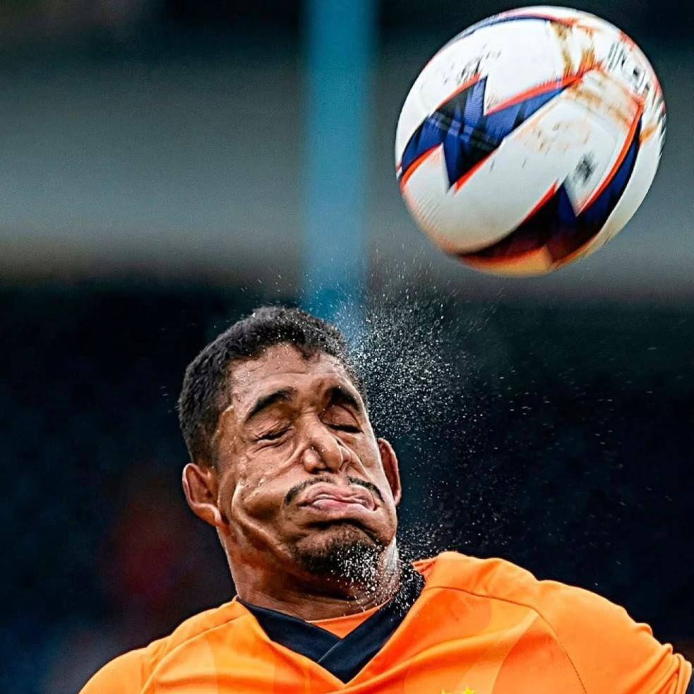 Вратарь отбил мяч лицом и стал мемом В соцсетях расходится фотография 18 летнего голкипера Габриэля Силвы который пропустил пять голов в матче против клуба Ибрачина Один из ударов он всё же решил потащить геройски подставив лицо а фотограф поймал идеальный момент