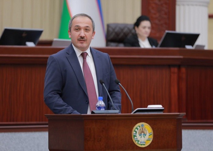 В Узбекистане в ряде случаев к обороту наркотиков были причастны должностные лица а нарколаборатории создавались прямо в служебных домах участковых инспекторов Об этом заявил директор Национального центра по контролю за наркотиками Равшан Маматов отметив что за пять лет объем изъятых синтетических наркотиков вырос в 80 раз а число выявленных нарколабораторий с 5 в прошлом году до 13 в текущем На этом фоне парламент 17 декабря принял законопроект об ужесточении ответственности за наркопреступления Он вводит наказание от 5 до 20 лет лишения свободы за создание наркопреступных объединений покровительство обороту наркотиков с использованием должностных полномочий и сокрытие таких преступлений а также исключает условно досрочное освобождение при повторных нарушениях При Администрации президента создается Агентство по контролю за наркотиками которое будет координировать действия по борьбе с незаконным оборотом наркотиков в республике Подробнее на нашем сайте Актуальные новости из Центральной Азии fergananews