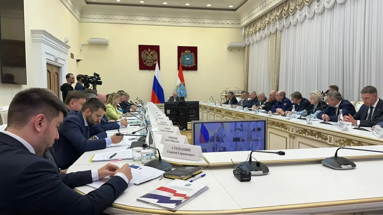 На оперативном совещании стало известно что губернатор Вячеслав Федорищев подписал указ о сокращении численности госслужащих До конца года численность сотрудников органов исполнительной власти на 20 сократится сейчас 4800 служащих к концу 2026 их должно остаться 4000 Каждому дадут возможность продолжить свой карьерный путь Аналогичная работа будет проведена и в подведомственных учреждениях ГТРК Самара MAX lВК lОК lСАЙТ