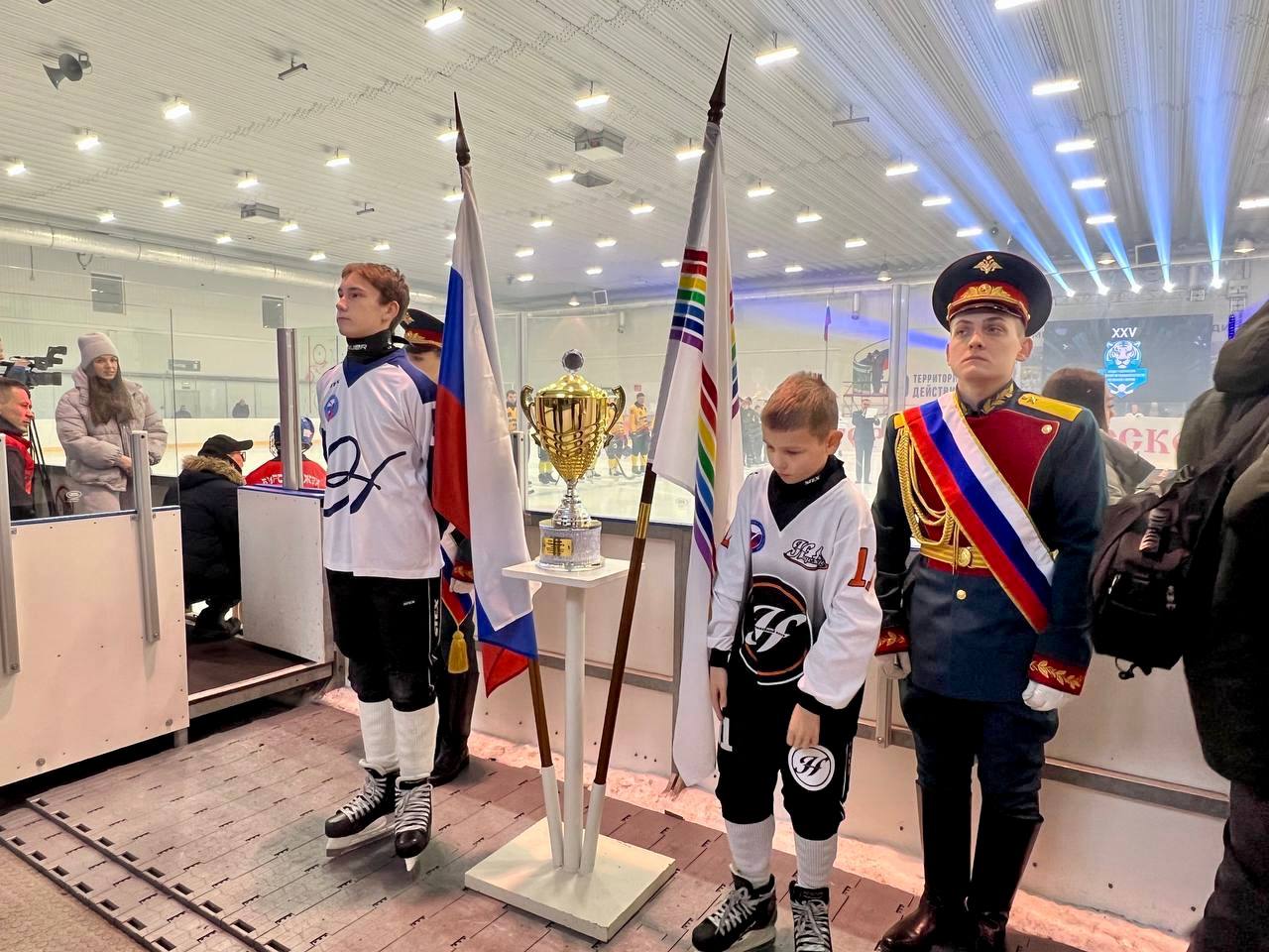 XXV Кубок губернатора ЕАО по хоккею с мячом стартовал в Биробиджане Участие в турнире принимают команды Урожай п Смидович Надежда г Биробиджан Технический колледж ХНПЗ СКА Нефтяник все г Хабаровск Торжественная церемония открытия прошла на крытом катке Победа Почетное право разыграть мяч было предоставлено губернатору области Марии Костюк Обладатель Кубка станет известен 14 декабря Подпишись novostiEAO MAX