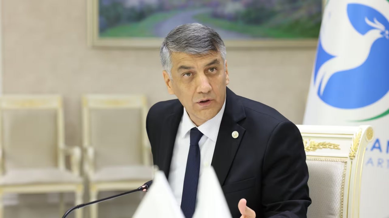 После концерта Джей Ло Алишер Кадыров напомнил о светскости и свободе выбора   Депутат отметил, что Узбекистан – светское государство, где у каждого есть свой выбор: пить пиво или нет, смотреть на откровенные наряды певицы или быть покрытой.