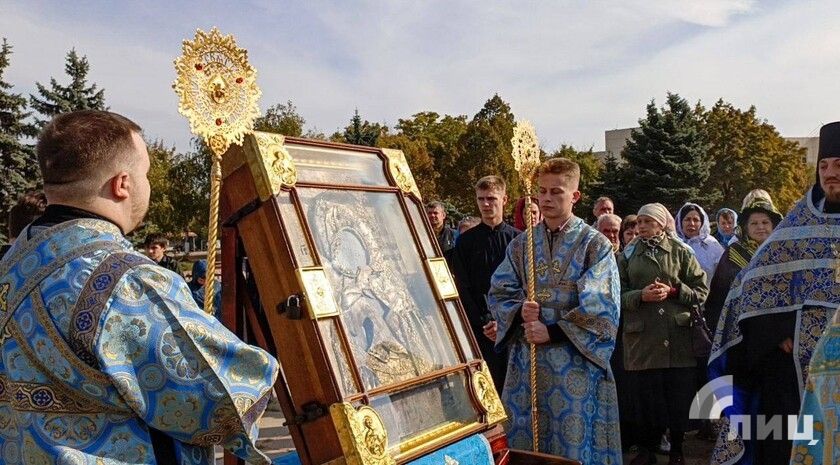 Луганчане торжественно встретили чудотворную икону Владимирской Оранской Богородицы ⁠ Свыше 100 луганчан пришли торжественно встретить чудотворную икону Владимирской Оранской Божией Матери. Об этом с места события передает корреспондент ЛИЦ.  Оригинал иконы прибыл в Луганск по благословению Святейшего Патриарха Московского и всея Руси Кирилла, Высокопреосвященнейшего митрополита Луганского и Алчевского Пантелеимона и Высокопреосвященнейшего митрополита Нижегородского и Арзамасского Георгия из Богородицкого Оранского монастыря Нижнего Новгорода.  Встреча состоялась сегодня перед Стеллой площади 40-летия Победы, что рядом с Луганским автовокзалом на улице Оборонной. После краткого молебна, проповеди и пения акафистов икона крестным ходом была торжественно перенесена на подворье монастыря в храме Всех Святых. С се...  Подробнее>>>