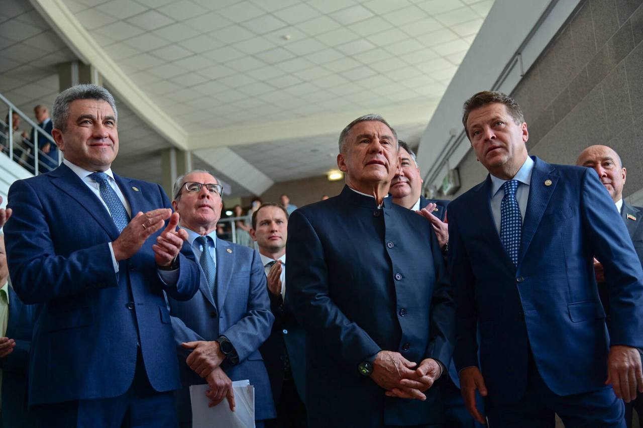 В Казани открылся музей образования «Белем» на площадке КФУ Новое пространство отражает историю образования в Татарстане — от средневековья до наших дней. Экспозиция включает более 5 тысяч подлинных экспонатов, мультимедийные инсталляции и материалы о педагогических династиях республики. Музей создан на основе коллекций Музея народного образования РТ основан в 1985 году . Здесь можно увидеть документы, награды и истории учителей, внёсших вклад в развитие образования. «Мы должны повышать престиж профессии учителя. При создании музея мы опирались на историю, традиции и династии педагогов», — отметил Раис Татарстана Рустам Минниханов. Адрес: ул. Татарстан, 2. Время работы: ежедневно с 8:00 до 20:00. Подписаться на: сообщество ВКонтакте телеграм-канал