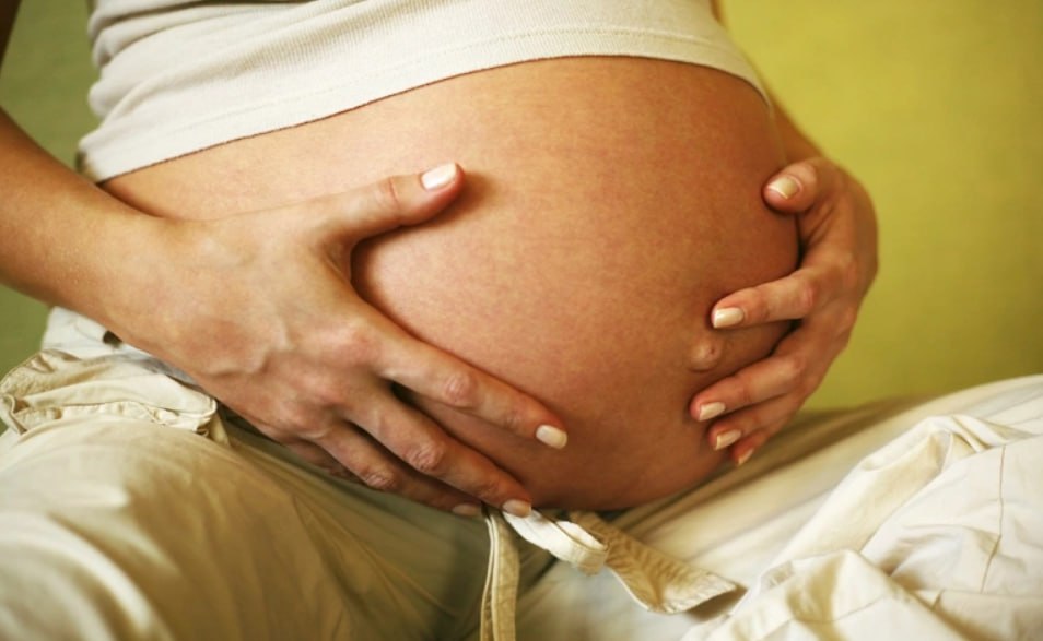 Жительнице Приморья дали пять лет колонии за то что она притворялась беременной и получила от бывшего сожителя 1 млн руб на содержание несуществующего ребенка сообщила объединенная пресс служба судебной системы региона В отношении женщины завели уголовное дело по ч 4 ст 159 Уголовного кодекса мошенничество в особо крупном размере По информации правоохранителей она жила с мужчиной несколько месяцев В этот период он содержал женщину и ее детей от предыдущих браков Когда сожитель заявил о расставании фигурантка соврала ему о том что беременна и со временем стала ходить с накладным животом Мужчина отправлял бывшей беременной возлюбленной деньги всего сумма переводов составила 1 133 млн руб Он также передал ей для временного пользования мини экскаватор который женщина продала С подсудимой взыскали в пользу потерпевшего 1 476 млн руб Фото Татьяна Морозова Global Look Press Читать РБК в Telegram MAX