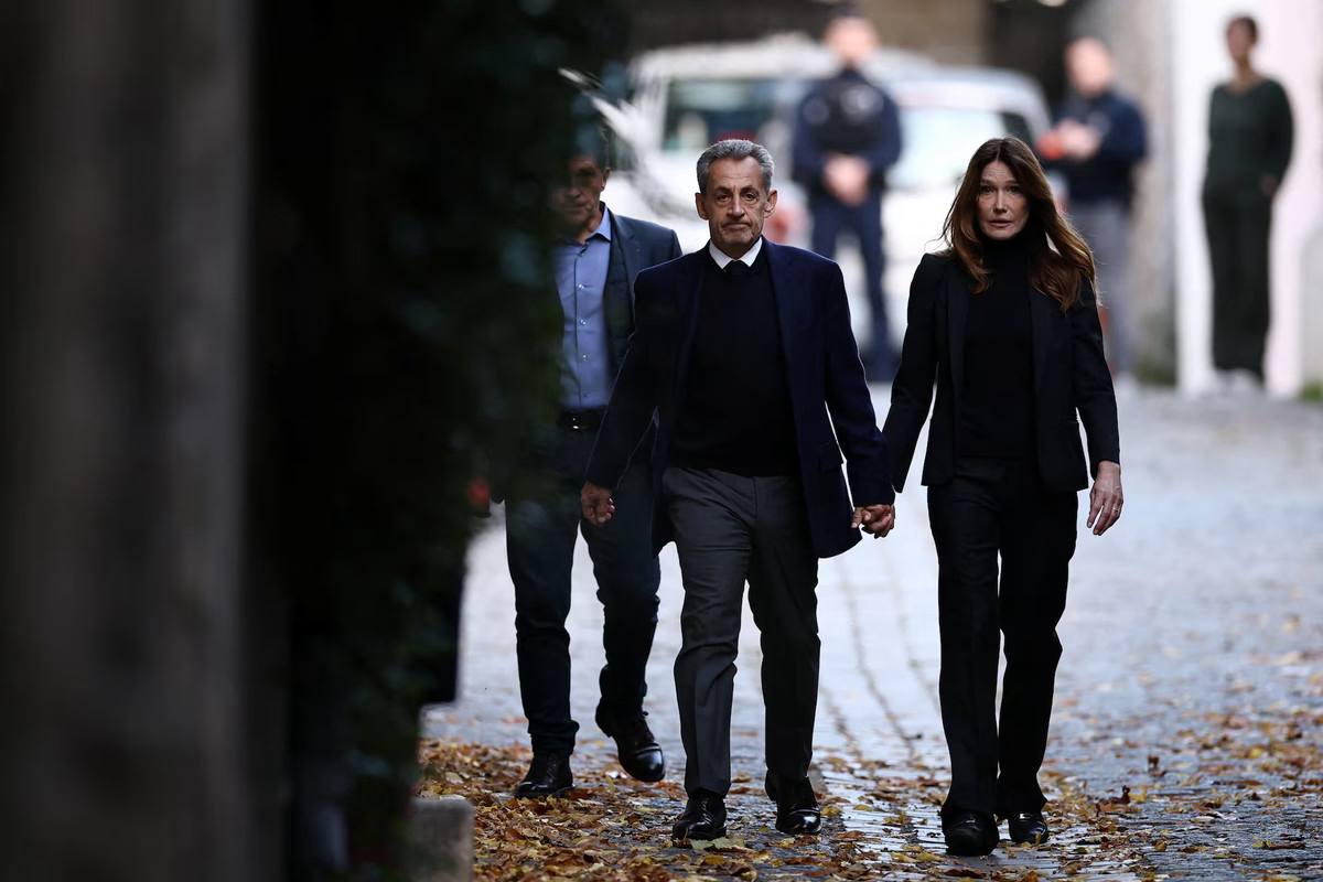 Саркози выходит из тюрьмы Президент Франции провел за решеткой три недели из своего пятилетнего срока Французская прокуратура запросила освобождение бывшего президента Николя Саркози который осуждён на 5 лет и находится в заключении уже почти три недели но под определённые условия Парижский апелляционный суд с сегодняшнего утра рассматривает ходатайство адвокатов Саркози о его досрочном освобождении из тюрьмы Ожидается что решение будет вынесено в первой половине дня Саркози подключившийся к заседанию по видеосвязи заявил что его пребывание в тюрьме оказалось очень тяжёлым и изнурительным