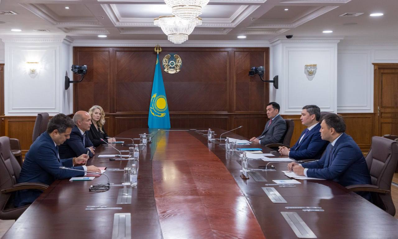 Строительство нефтегазовых проектов ускорят в Казахстане Такая договоренность была достигнута на встрече Олжаса Бектенова с главой подразделения разведки и добычи Shell Питером Костелло. В переговорах также приняли участие старший вице-президент и председатель концерна в Казахстане Али Аль-Джанаби, вице-президент по разведке в ключевых странах и Намибии Сюзанн Куган. Внимание в ходе встречи было уделено строительству газоперерабатывающего завода мощностью 4 млрд м³ в год на Карачаганакском месторождении. Обсуждены также работы по освоению месторождения Кашаган. Сторонами рассмотрены планы по ускорению реализации этапов 2A и 2B, предполагающих строительство ГПЗ мощностью 2,5 млрд м3 в год и освоение новых участков. /atamekenbusiness