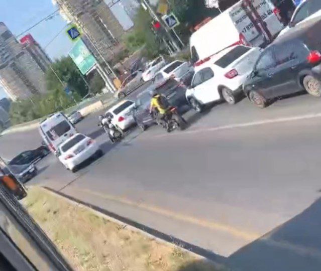 В г. Краснодаре привлекли к ответственности водителя, который пристроился за автомобилем скорой помощи В ходе мониторинга сети Интернет была выявлена публикация с нарушением Правил дорожного движения водителем автомобиля «Тойота Камри». Автоинспекторы установили личность нарушителя, им оказался 27-летний местный житель. В отношении водителя составлен административный материал по ч. 4 ст. 12.15.КоАП РФ «Выезд в нарушение ПДД на полосу, предназначенную для встречного движения», санкция которой предусматривает административный штраф в размере 7500 рублей или лишение права управления транспортными средствами на срок от четырех до шести месяцев. Госавтоинспекция Кубани. Подписаться