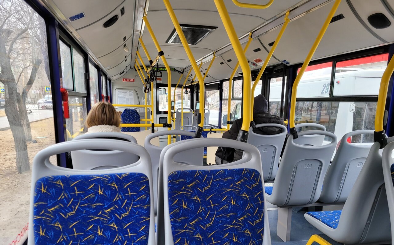 Новый автобусный маршрут 20 появится в Хабаровске Он свяжет железнодорожный вокзал и индустриальный парк Постановление об этом подписал мэр Автобусы большой вместимости начнут курсировать с 1 декабря Они будут следовать по улице Ленинградской проспекту 60 летия Октября с поворотом от локомотивного депо в сторону Шмаковской и далее к улице Промывочной где и располагается индустриальный парк Двадцатку внесут в реестр муниципальных маршрутов регулярных перевозок   Будь в курсе событий везде ОК VK MAX