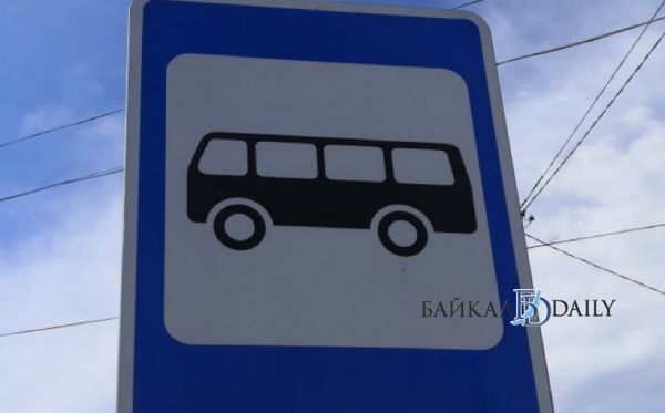 На улан-удэнку, присвоившую найденный на улице телефон, возбудили уголовное дело о краже. Смартфон потерял молодой человек на остановке «Виадук». В чехле телефона ещё и лежали пять тысяч рублей. Парень обратился в полицию. Полицейские установили, что телефон подобрала 42-летняя горожанка. - Подозреваемая рассказала следователю, что забрала найденный телефон. Она не заявляла в полицию о находке, а просто убрала гаджет дома в шкаф. Женщина попыталась вставить в устройство свою сим-карту, но смартфон потребовал пароль от аккаунта. Лежавшие в чехле пять тысяч рублей горожанка убрала в кошелёк, мотивировав тем, что у неё дома маленькие дети, и они могли потратить находку, - рассказали в МВД