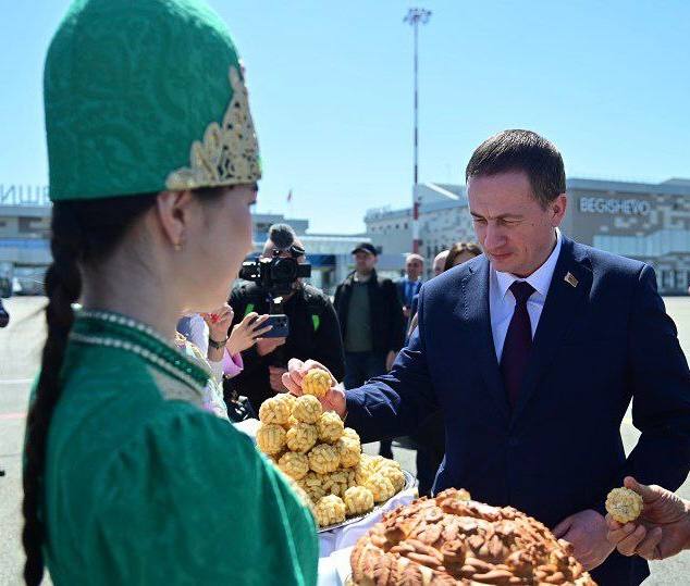 В Татарстан прибыл премьер-министр Республики Беларусь Александр Турчин. Его встретил Рустам Минниханов. PS: чак-чак на месте