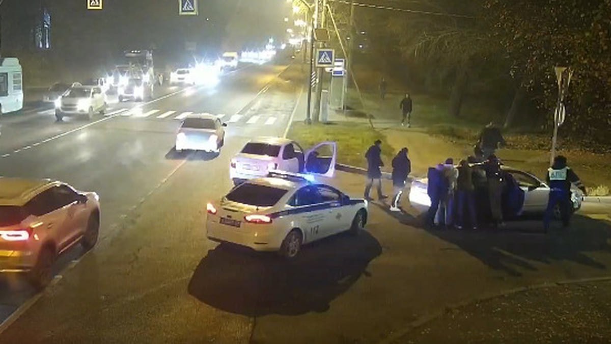Семиклассник с приятелями попался на угоне Audi А4 на трассе Нарва Полиция обнаружила угнанный Audi А4 на 36 м км автодороги Нарва За рулем находился 14 летний семиклассник в салоне его несовершеннолетние приятели Об этом сообщили в пресс службе ГУ МВД по Петербургу и Ленобласти Об угоне иномарки припаркованной у дома 10 по Ропшинскому шоссе сообщил 38 летний житель деревни Яльгелево Машину обнаружили спустя пару часов Водитель не реагировал на требования об остановке увеличил скорость и пытался скрыться создавая угрозу другим участникам движения Сотрудникам пришлось произвести предупредительный выстрел в воздух и прицельный по колесам Автомобиль остановился Приятелей в возрасте от 14 до 17 лет доставили в отдел полиции Возбуждено дело по ч 1 ст 166 УК РФ угон Фото Пресс служба ГУ МВД по Санкт Петербургу и Ленинградской области kommersant spb
