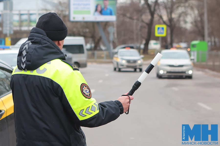 В выходные ГАИ усилит контроль на дорогах страны Особое внимание предупреждению ДТП В приоритете пресечение нарушений провоцирующих происшествия с тяжкими последствиями управление транспортом в состоянии опьянения без прав превышение скорости нарушение правил проезда переходов и выезда на встречную полосу Для оперативного реагирования на резкие изменения погодных и дорожных условий организован мониторинг состояния проезжей части Минск Новости MINSKNEWS BY Telegram Viber FB VK Inst TikTok YouTube