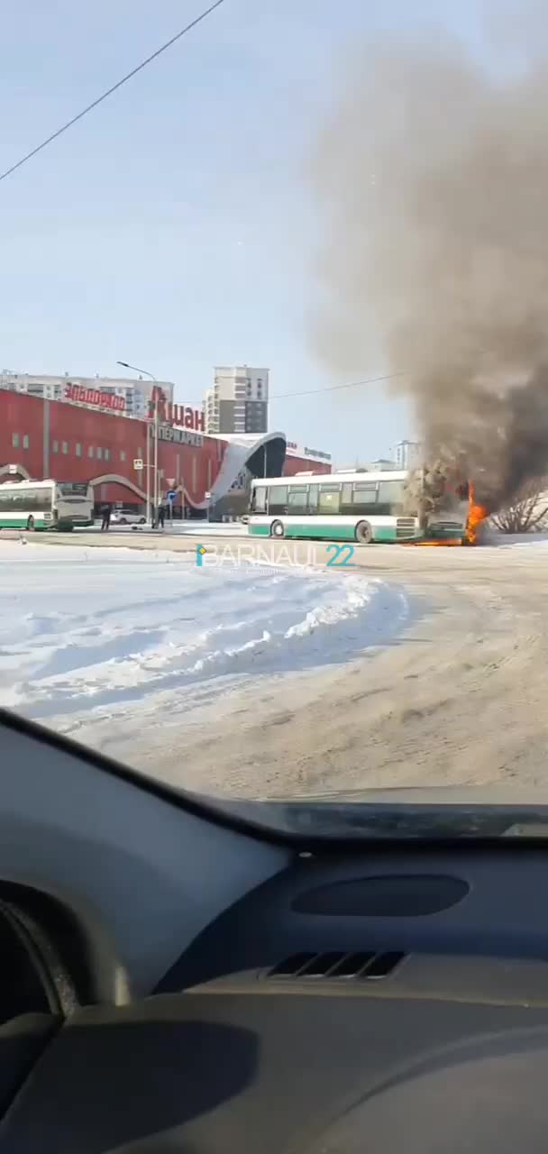 Пожар автобуса 53 маршрута ликвидирован рядом с ТРЦ 'Волна'