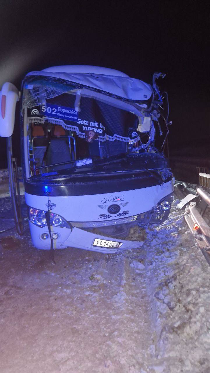 Междугородный автобус попал в ДТП в Долинском районе Авария произошла около 17 15 на 105 м км трассы Южно Сахалинск Оха в районе села Взморье Предварительно пассажирский автобус маршрута 502 Южно Сахалинск Поронайск следуя из областного центра столкнулся с погрузчиком Водитель получил травмы Пассажиры за медицинской помощью не обращались Они продолжили путь в Поронайск на другом автобусе На месте происшествия работают сотрудники Госавтоинспекции Обстоятельства и причины аварии устанавливаются UPD Очевидцы рассказали Sakh online что двое пассажиров все же получили легкие травмы пожилая женщина отделалась порезами другая островитянка подвернула руку и ногу   Подписаться на нас Telegram I MAX Прислать нам новость Sakhonlinebot