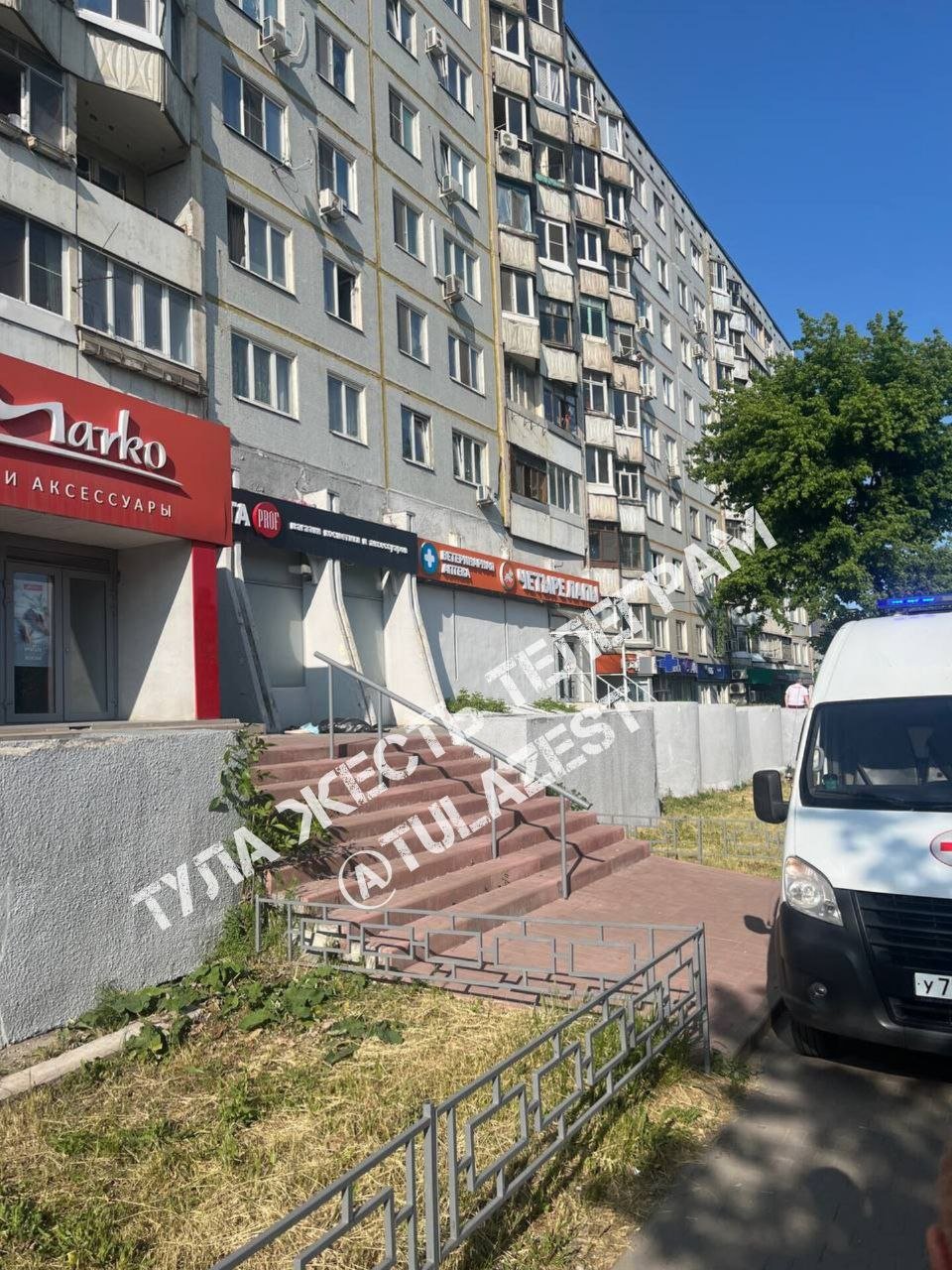 На улице Пузакова, дом 1, взрослая женщина выбросилась из окна с 8 этажа. Говорят, была не совсем в себе, сын закрыл её дома. Погибла. - сообщает свидетель. «Тула №1. Заречье» Прислать новость / задать вопрос