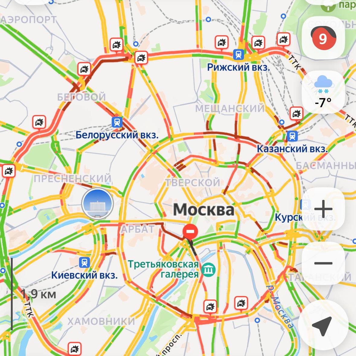 Автомобилисты в Москве массово сейчас попадают в аварии из за снега Ситуация сложная и у съездов на МКАД из за буксующих фур К вечеру город окончательно парализуют пробки