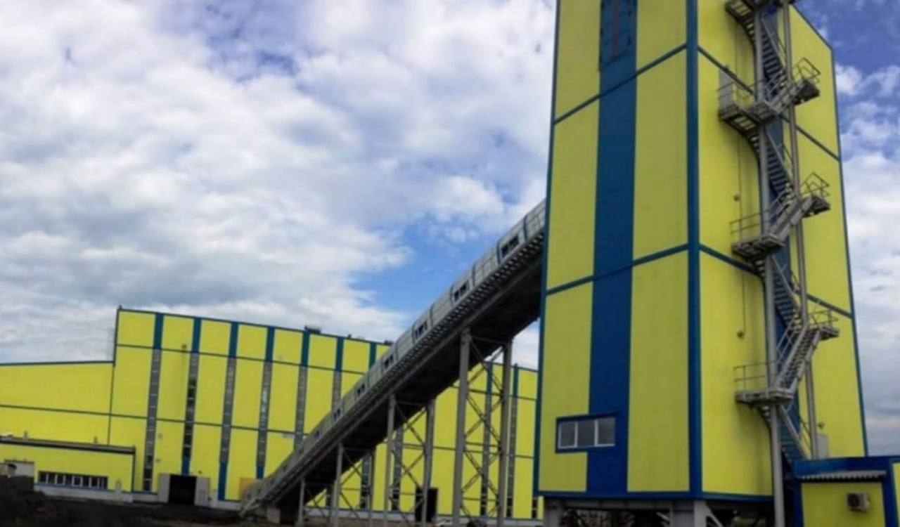 На кузбасской шахте Спиридоновская с 3 ноября рассчитывают возобновить добычу и начать гасить долги По данным руководства шахты с 12 октября уже ведутся вскрышные работы а весь добываемый открытым способом уголь будет отправляться на обогатительную фабрику Средства от его реализации пойдут на погашение долгов по зарплатам С 10 ноября начнутся выплаты горнякам На следующей неделе с коллективом шахты встретятся кузбасские власти в том числе профильный министр Андрей Брижак Мы писали что шахта в августе уже добыла 24 тыс тонн а людям было выплачено несколько десятков миллионов рублей Однако тогда производство пришлось приостановить из за долгов перед ВГСЧ Подробнее об объеме задолженности и положении дел на Спиридоновской мы рассказывали здесь