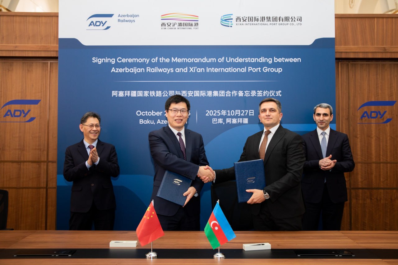 АЖД и китайский порт Сиань подписали Меморандум о взаимопонимании Председатель ЗАО Азербайджанские железные дороги Ровшан Рустамов встретился с делегацией мэра китайского Сианя Е Ню Пина В ходе встречи АЖД и Xi an International Port Group подписали Меморандум о взаимопонимании для развития сотрудничества в международных грузоперевозках Документ подписали заместитель председателя АЖД Ариф Агаев и генеральный директор китайского порта Юань Сяоцзюнь Также планируется сотрудничество в области модернизации железнодорожной и портовой инфраструктуры включая оптимизацию грузоперевозок через Каспий и расширение функциональности маршрута Баку Тбилиси Карс vesti az