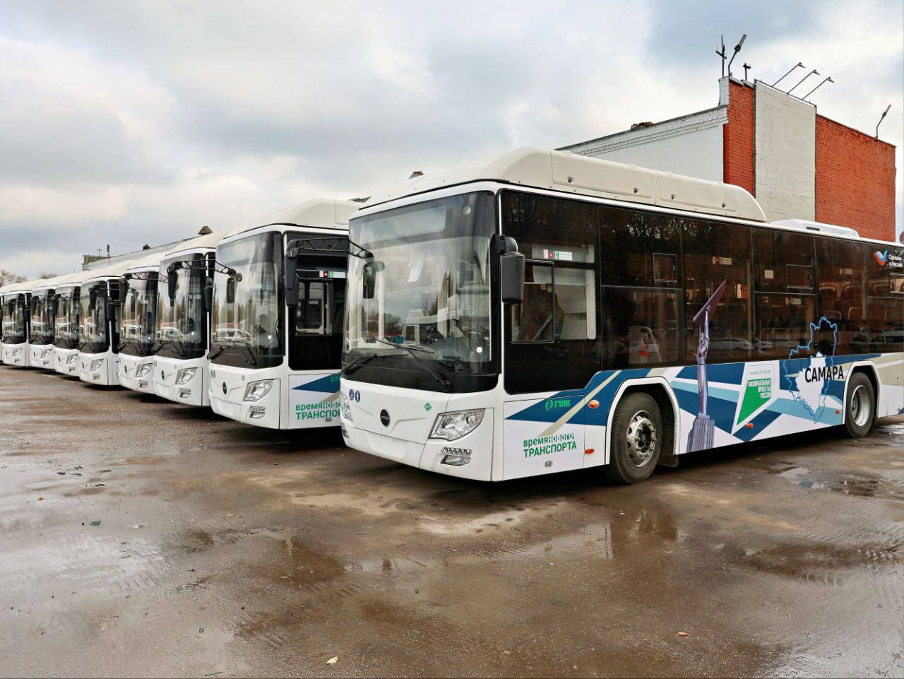 На улицах Самары появятся 20 новых пассажирских автобусов Парк городского перевозчика ООО Самара Авто Газ пополнился 20 новыми автобусами марки Lotos 105 C02 сообщили в администрации Самары Они приобретены в рамках федерального проекта Развитие общественного транспорта нацпроекта Инфраструктура для жизни и переданы перевозчику Государственной транспортной лизинговой компанией по механизму льготного лизинга говорится в сообщении Автобусы произведены в Набережных Челнах в 2025 году и вмещают до 92 пассажиров Салоны оснащены системой кондиционирования печками USB слотами для зарядки гаджетов внутренними камерами видеонаблюдения валидаторами и электронным табло Перевозчик должен получить еще 5 автобусов марки Foton которые будут задействованы в перевозках до аэропорта Курумоч Несколько недель назад губернатор Вячеслав Федорищев сообщил что новые автобусы до Курумоча выйдут на маршруты 1 ноября kommersant volga