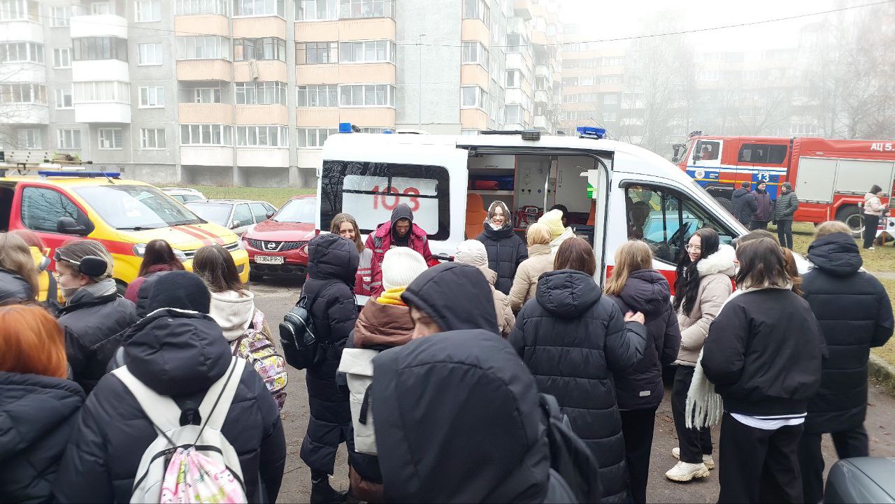 Мой безопасный двор! В Московском районе Минска прошла профилактическая акция с целью предупреждения пожаров  В организации акции приняли участие МЧС, представители УП "МИНГАЗ", ГАИ, а также бригада скорой медицинской помощи.   Одним из ключевых моментов дворового схода стала демонстрация работы огнетушителей. Специалисты МЧС обучили присутствующих правильному пользованию огнетушителем, показав, как эффективно и безопасно его применять в случае возгорания. Также были проведены консультации для жителей по вопросам безопасности, первой помощи и поведения в чрезвычайных ситуациях.