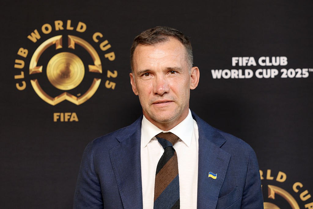 Андрей Шевченко призвал отстранить от Олимпиады поддерживающие Россию страны Президент Украинской ассоциации футбола УАФ обладатель Золотого мяча 2004 года Андрей Шевченко раскритиковал решение Международного олимпийского комитета МОК допустить российских спортсменов до Олимпийских игр 2026 года Шевченко заявил что все страны находящиеся на стороне России должны быть отстранены от участия в Играх пока продолжаются военные действия Мы должны оказывать давление со всех сторон одновременно заявил Шевченко шведской газете Dagens Nyheter 19 сентября МОК разрешил россиянам и белорусам участвовать в Играх 2026 на тех же условиях что и в Париже они должны пройти отбор и получить допуск от специальной комиссии Getty Images Подписаться на РБК Спорт