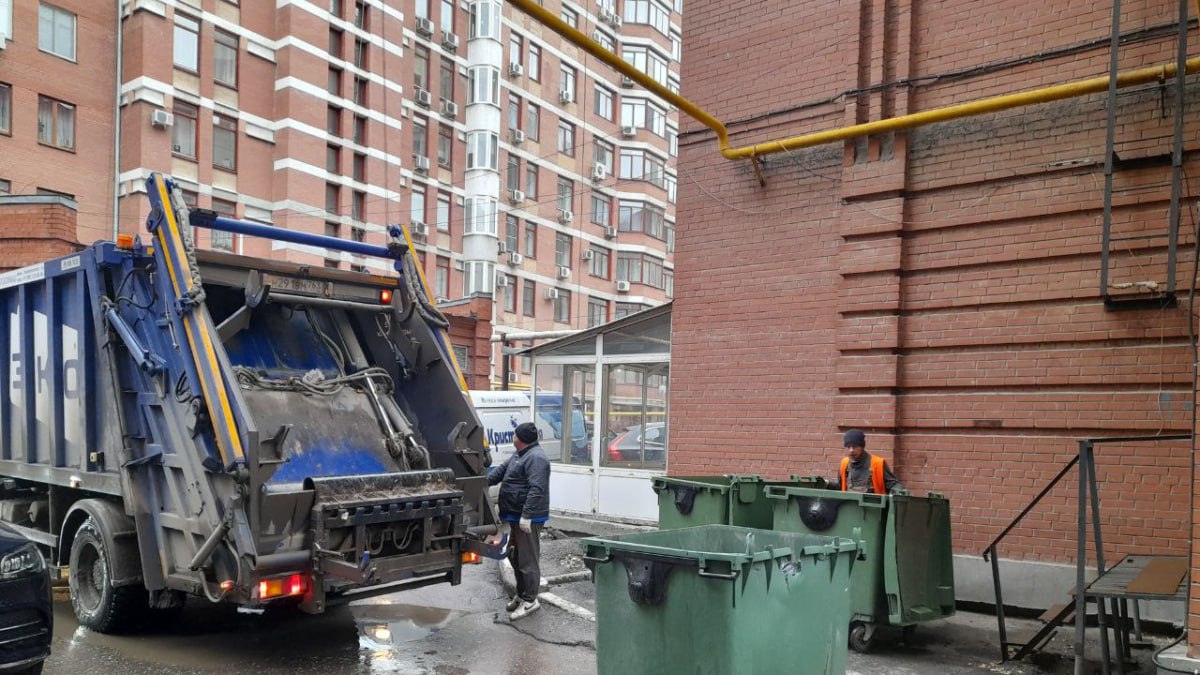В Самаре напали на водителя мусоровоза с перцовым баллончиком В Самаре совершено агрессивное действие против сотрудника управляющего мусороуборочной машиной Происшествие произошло в Кировском районе города Во время сбора ТБО спецтехника на короткий период времени создала помеху для движения машин во дворе Недовольный автомобилист решил преследовать мусоровоз до следующей точки сбора отходов и применил против водителя газовый баллончик распылив его содержимое в лицо Об этом сообщили в Минприроды Самарской области В ведомстве также рассказали что время необходимое для загрузки мусора обычно варьируется от одной до пяти минут В большинстве ситуаций водители могут либо немного подождать либо найти другой маршрут На место происшествия оперативно прибыли сотрудники скорой помощи и полицейские Пострадавшему оказали необходимую медицинскую помощь в настоящее время он находится на лечении В связи с нападением подано заявление в полицию для привлечения нападавшего к ответственности ГТРК Самара MAX lВК lОК lСАЙТ
