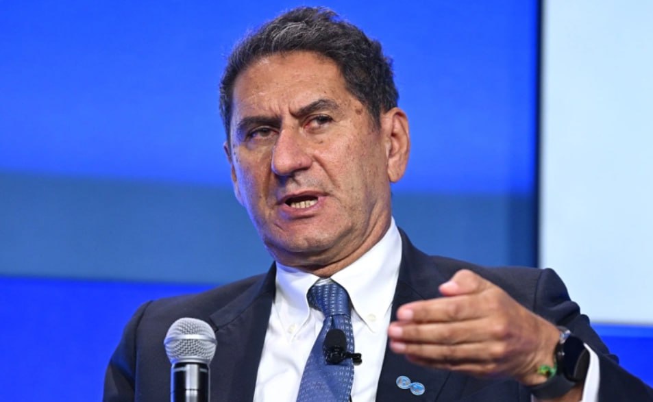 Электричество выработанное возобновляемыми источниками энергии ВИЭ становится дешевле и через несколько лет будет экономически выгоднее инвестировать в новую возобновляемую станцию с хранением энергии чем поддерживать в работе старую угольную электростанцию Об этом в интервью РБК заявил генеральный директор Международного агентства по возобновляемой энергетике IRENA Франческо Ла Камера Экономика перемен очевидна И это необратимо компании инвесторы потребители понимают это Когда электричество становится дешевле потребитель платит меньше В конечном итоге кто не примет эту реальность через десять лет окажется с неконкурентоспособной экономикой прогнозирует Ла Камера Глава IRENA также рассказал о последствиях климатического кризиса для мирового ВВП и перспективах перехода на ВИЭ в России Подробнее читайте в материале РБК Фото Bryan Bedder Getty Images РБК в Telegram и MAX