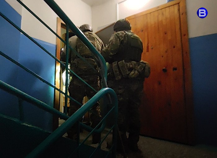 Предали Родину Двух молодых новосибирцев арестовали по подозрению в государственной измене и пропаганде терроризма. По версии следствия, двое жителей села Криводановка в 2023 году занимались пропагандой идей украинской террористической организации «Легион "Свобода России"» . В общественных местах они рисовали граффити, расклеивали листовки с антироссийскими лозунгами и ссылками на информационные ресурсы террористов. Результаты своей деятельности высылали своему «начальству», которая одобряла их поступки и мотивировала на дальнейшие. По данному факту возбудили два уголовных дела, обвиняемые сейчас находятся под стражей. признана в РФ террористической и запрещена Вести Новосибирск