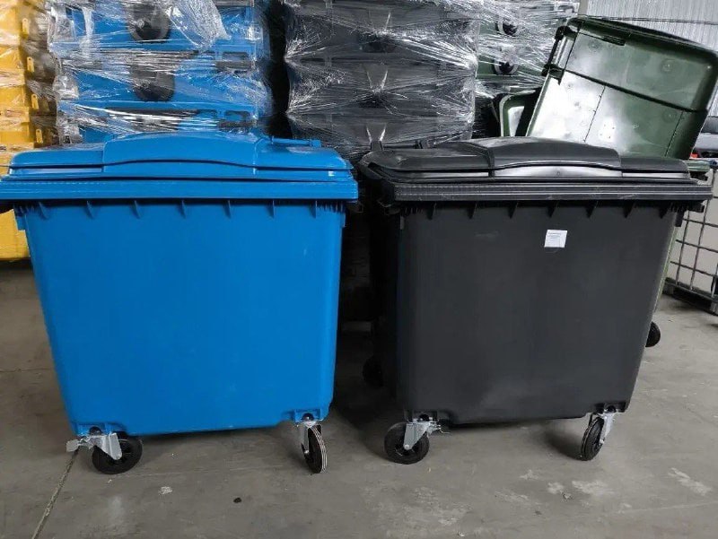 Серый и синий вместо зелёного в Удмуртии поменяют цвета мусорных баков сообщает регоператор Удмуртии Спецавтохозяйство Баки меняют по всей России В серые можно будет выкидывать смешанные отходы а в синие рассортированные Регоператор Удмуртии уже закупил первую партию из 2300 серых баков в апреле они появятся на новых контейнерных площадках в городах и сёлах республики а также на точках где старые баки уже пришли в негодность Фото Спецавтохозяйство