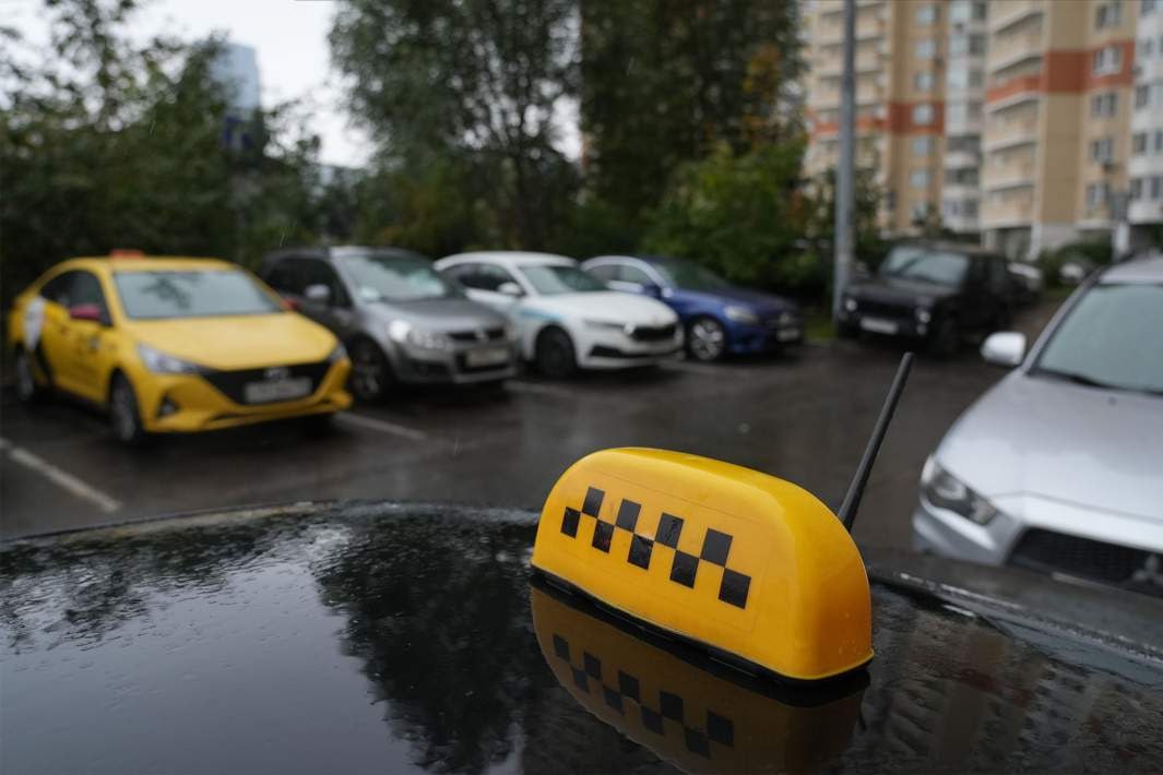 Депутаты Госдумы предложили запретить длительную стоянку такси во дворах Письмо с соответствующей инициативой направлено на имя главы Минтранса Андрея Никитина Вице спикер Госдумы Владислав Даванков а также парламентарии Сардана Авксентьева и Ярослав Самылин отметили что действующие ПДД в которых прописаны ограничения на стоянку в жилых зонах для грузовых автомобилей и автобусов не подразумевают такого запрета для легковых такси Предлагаем рассмотреть возможность введения на федеральном уровне запрета на стоянку длительную парковку автомобилей внесённых в реестр легковых такси в жилых зонах и на дворовых территориях Исключение должно быть сделано для кратковременной остановки с целью посадки и высадки пассажиров или погрузки багажа говорится в документе Подписаться на Говорит Москва Telegram VK MAX