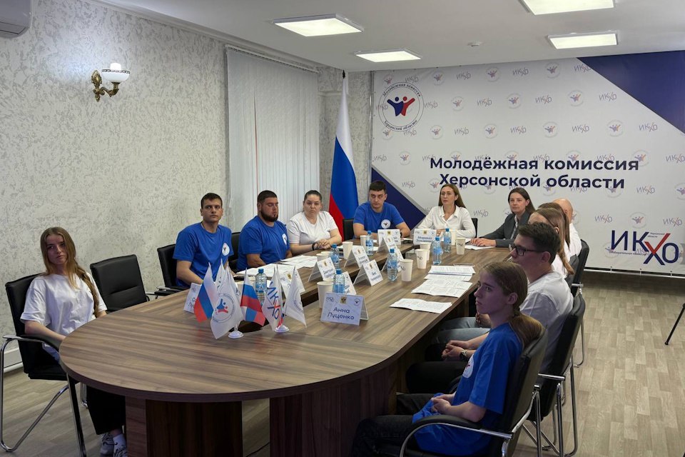Избирком Херсонщины проводит подготовку к выборам депутатов Госдумы Центизбирком провел телемост с представителями молодежных избирательных комиссий исторических регионов. В ходе диалога Избирательная комиссия Херсонщины представила проект «Избирательная зарница». Он направлен на повышение электоральной активности молодежи. «На территории воссоединённых регионов подобный формат крайне актуален, так как выборы проходят в особых условиях и требуют не только знания федерального законодательства, но и хорошей физической подготовки от каждого члена участковой избирательной комиссии», — сообщила председатель Избирательной комиссии Херсонской области Марина Захарова. «Избирательная зарница» пройдет на Херсонщине уже осенью этого года при участии Движения Первых и регионального министерства молодежной политики.