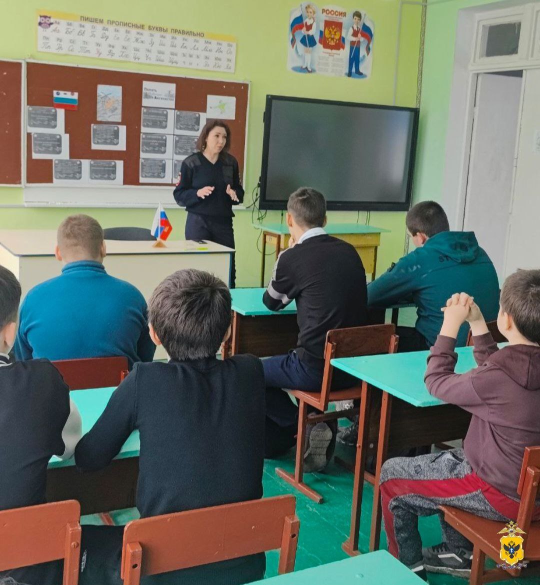 В Херсонской области продолжаются мероприятия по противодействию дропперству в рамках кампании Антидроп В Нижнеторгаивской школе прошли профилактические занятия для старшеклассников где основное внимание уделили рискам участии в мошеннических схемах с подставными лицами Полицейские объяснили как подростков вовлекают в интернет аферу через соцсети обещая легкий заработок без официальной работы На мероприятии был показан документальный фильм о дропперстве и разобраны пути вовлечения молодежи а в конце школьники получили памятки о защите от распространенных интернет афер и агитационные материалы были размещены в муниципальных учреждениях