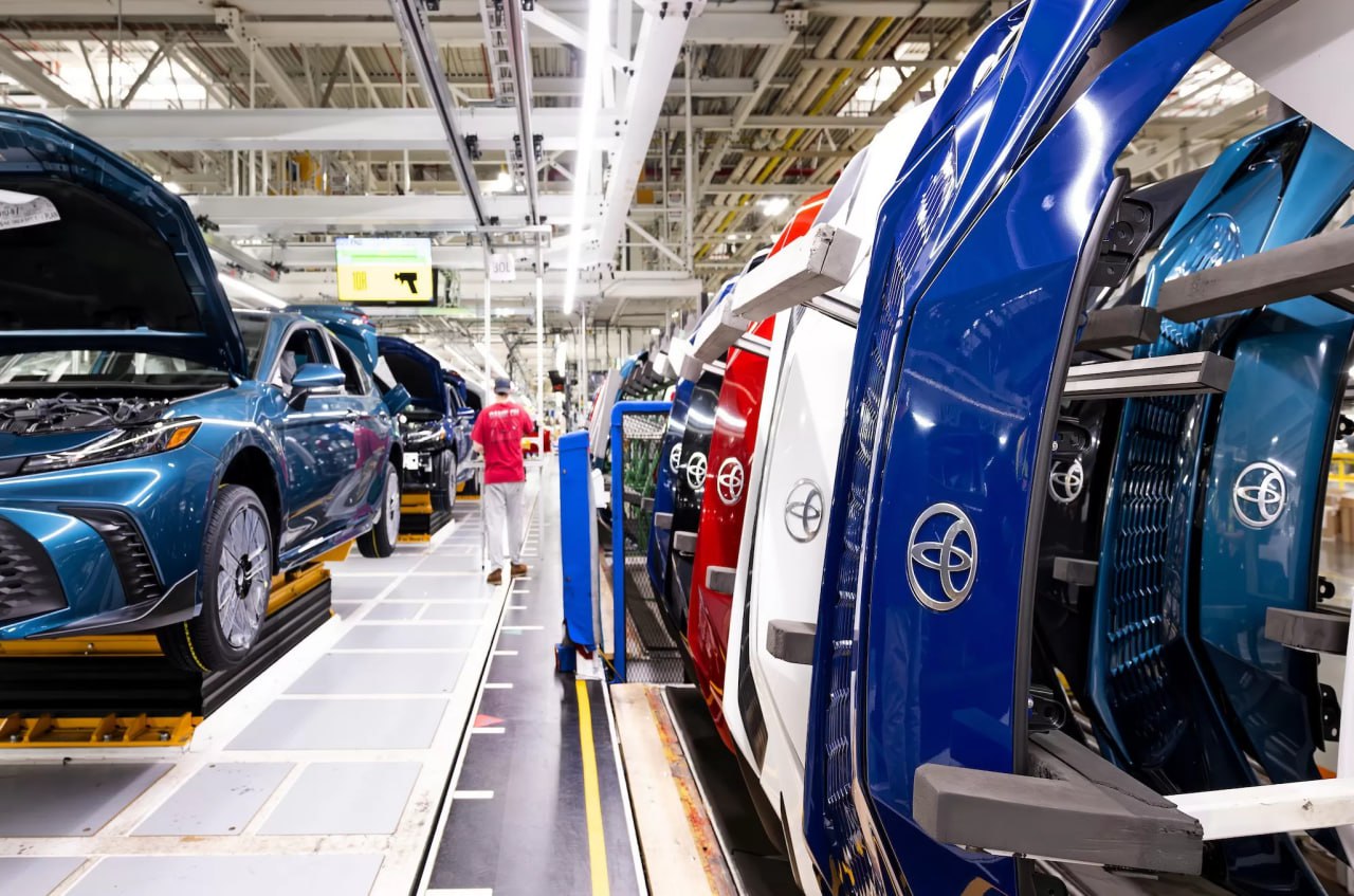 Toyota растянет жизнь моделей до 9 лет Теперь новые поколения моделей будут выходить раз в 9 лет вместо привычных 4 7 Производитель делает ставку не на частые рестайлинги а на крупные обновления программного обеспечения Такой подход должен стабилизировать производство и сделать цены более гибкими Однако часть японских дилеров уже выразила недовольство по их мнению удлинение жизненного цикла может снизить маржу autonews youtube