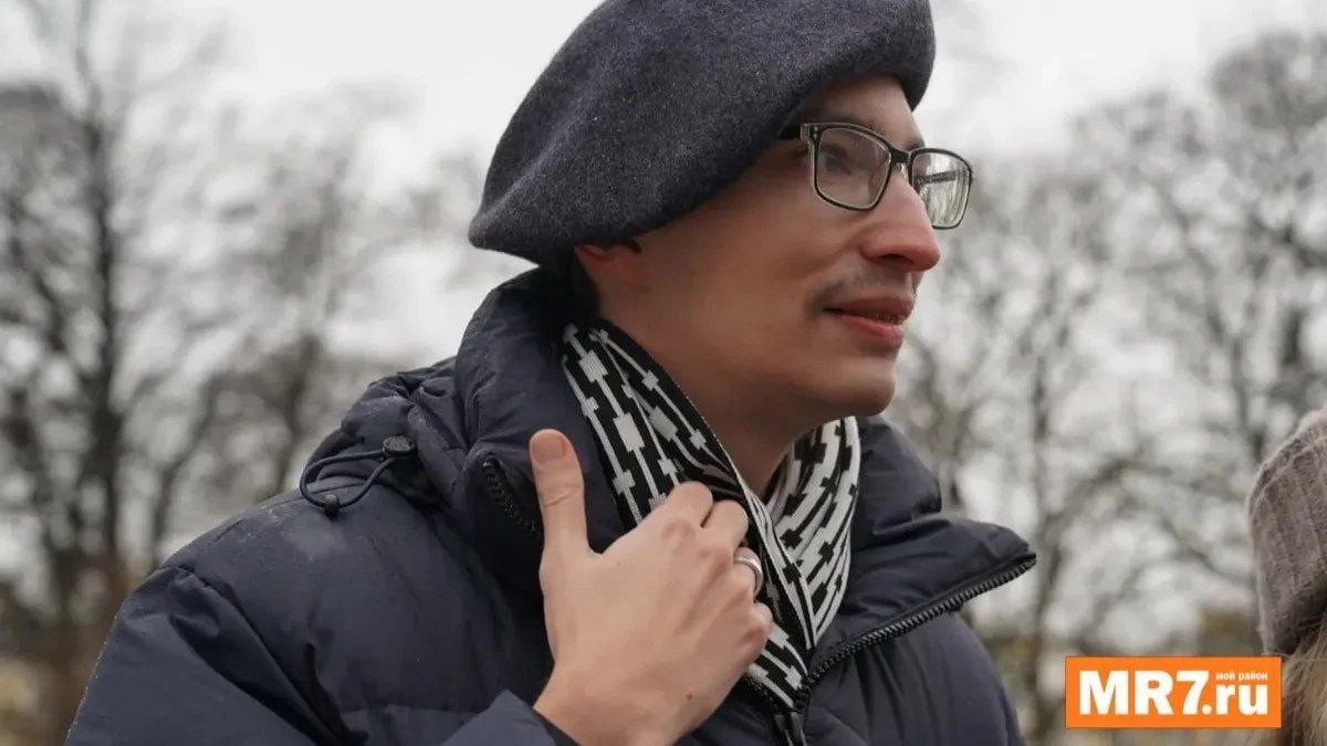 Павлу Крисевичу могли назначить новый административный арест Художник не выходит на связь В ночь на 14 декабря истёк срок нового административного ареста художника акциониста Павла Крисевича Тем не менее домой художник так и не вернулся на связь Крисевич не выходит Сегодня Павла Крисевича отпустили из спецприёмника и повезли в другой отдел полиции подписать предостережение Павел не выходит на связь скорее всего его задержали повторно пишет Telegram канал Крисевич Лучше чем в тюрьме Друзья и близкие художника также сообщают что по словам силовиков его нет в отделах полиции в Мытищах и Истре Очередной административный арест Павлу Крисевичу назначили за попытку провести фотосессию в костюме ковбоя на фоне памятника ракете в подмосковной Истре По замыслу Крисевича фотосессия должна была отсылать к фильму Стэнли Кубрика Доктор Стрейнджлав или Как я перестал бояться и полюбил атомную бомбу Монумент оказался расположен вблизи действующего военного городка который Крисевич считал заброшенным Художник полагает что перед задержанием силовики вели за ним слежку Фото MR7 Подписаться Связаться Поддержать Patreon Boosty