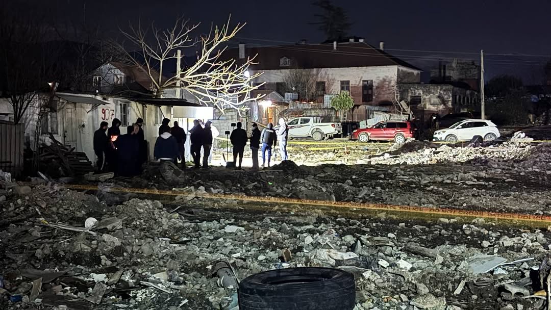 Два ребенка погибли в Батуми — они провалились в яму с водой на неогороженной стройке  Трагический случай произошел 15 февраля на территории так называемого «Города мечты». Детей искали несколько часов. Ночью их нашли, но они скончались в больнице. В МВД начали следствие по статье 116 УК Грузии — убийство по неосторожности.  Как это произошло. Radio Tavisupleba, ссылаясь на очевидцев, сообщает, что пропажу детей обнаружили где-то в четыре часа дня, после чего вызвали полицию. Через шесть часов поисков один из жителей нашел рядом с ямой обувь ребенка. Он и вытащил детей из ямы. Министр экономики Аджарии Джаба Путкарадзе говорит, что территория, которая не была огорожена, не являлась строительной площадкой. Некоторые местные жители говорят, что там, тем не менее, работала техника.  «Город мечты». Район в Батуми, образовавшийся в 2012 году. Раньше там располагался 23-й батальон грузинской армии. После победы «Грузинской мечты» на выборах люди самовольно начали там строить маленькие дома. Власти обещали построить им квартиры — строительство начали в 2020 году. Недавно на территорию района приезжал премьер-министр Иракли Кобахидзе и анонсировал второй этап строительства жилых домов, а также заложил в фундамент капсулу.   Фото: место трагедии / Batumelebi       инстаграм   фейсбук Paper Kartuli