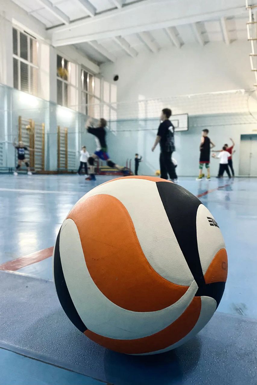 9 февраля День рождения волейбола Если коротко то волейбол появился в 1895 году в Холиоке штат Массачусетс Руководитель Молодежной Христианской Организации по физподготовке Уильям Морган придумал новую командную игру в мяч смешав элементы баскетбола и гандбола Сетку от тенниса он натянул через площадку на высоте почти двух метров от пола а количество участников ограничено не было Через год игра минтонет первое название волейбола была представлена общественности на конференции Союза христианской молодежи в Спрингфилде Эта ассоциация позже стала активным распространителем волейбола Затем минтонет переименовали в волейбол что означает летающий мяч английское volley ball от at the volley на лету и ball мяч В 1897 году были установлены первые правила игры В 1900 году волейбол вышел за пределы США и начал быстро распространяться по миру В СССР волейбол он появился в начале 1920 х годов но официальной датой считается 28 июля 1923 года Тогда на Мясницкой улице в Москве прошел матч между командами Высших художественно технических мастерских и Государственного техникума кинематографии