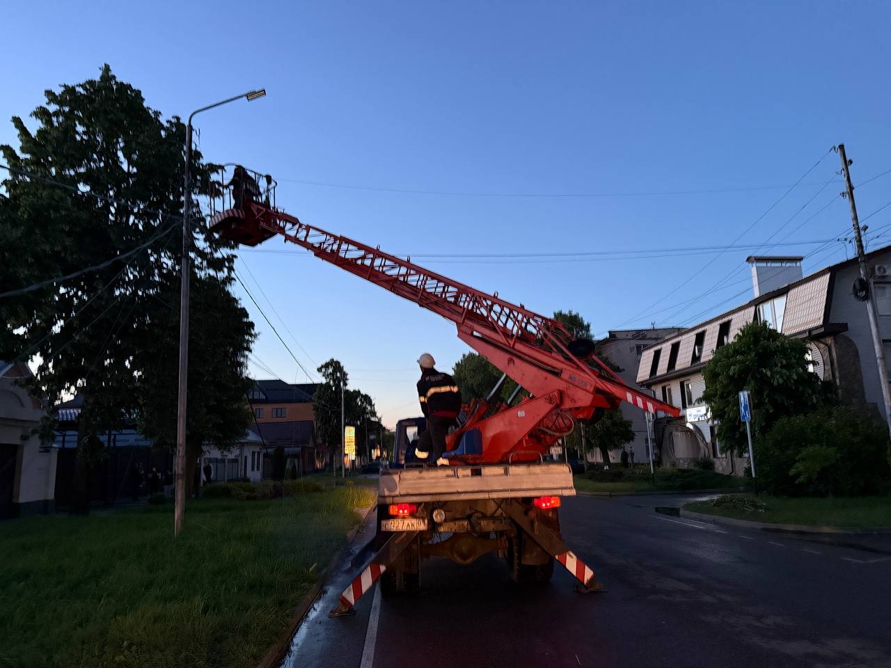 В столице Адыгеи устраняют последствия ураганного ветра В результате шквалистого ветра 20 мая в столице Адыгеи оказались повреждены линии электропередачи в разных микрорайонах города. В настоящее время фиксируются локальные нарушения энергоснабжения в связи с обрывами ЛЭП и падением деревьев. Над восстановлением работают аварийно-восстановительные бригады городских служб, подрядных организаций, специалисты электросетей. Коммунальные службы распиливают и вывозят с улиц упавшие деревья, ведут уборку общественных территорий. Четыре бригады Майкопской ТЭЦ отрабатывают адресные заявки по отключению света. Выполняются настройка светофоров, вышедших из строя в связи с отключением электроэнергии. Работы будут вестись до полного восстановления энергоснабжения.
