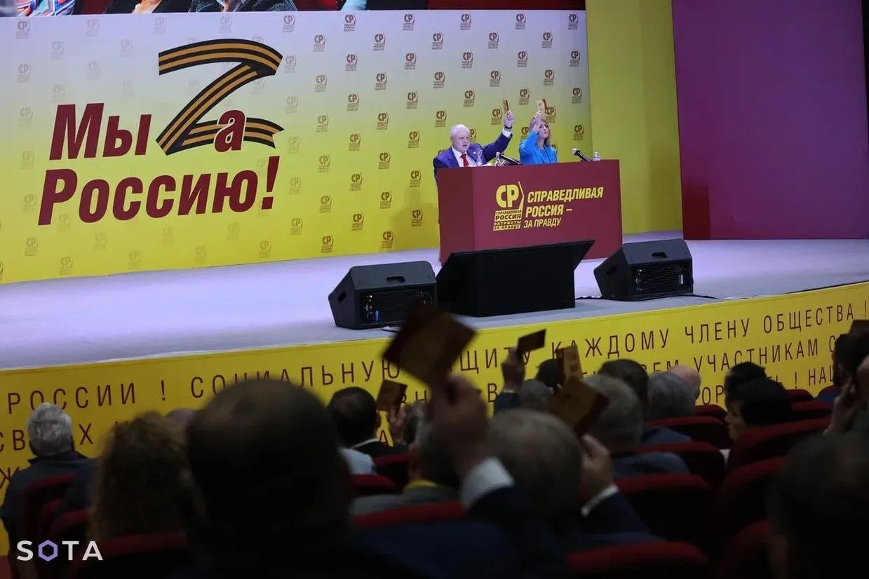 Справедливая Россия выдвигает депутата Яну Лантратову на пост омбудсвумен России С 22 апреля 2016 года эту должность занимает Татьяна Москалькова но согласно закону уполномоченным по правам человека нельзя быть более двух пятилетних сроков подряд Как пишет Интерфакс глава Справедливой России Сергей Миронов вместе с думской фракцией партии предложил назначить новой омбудсвумен свою сторонницу Яну Лантратову О том что это может случиться ранее сообщала газета Ведомости Депутат заседает в Госдуме нынешнего созыва который заканчивается осенью а в 2016 году была кандидаткой на должность уполномоченной по правам ребенка В том же 2016 году Лантратова являвшаяся ответственным секретарем СПЧ вместе с депутатом Сергеем Обуховым предложила воссоздать в России лечебно трудовые лагеря для алкоголиков Депутат активно поддерживает инициативы по привлечению участников войны к воспитанию детей и считает что последних надо ограждать от LEGO видеоигр особенно тех в которых есть ЛГБТ пропаганда и в от целом деструктивного контента Таковым контентом по мнению Лантратовой не является тот что связан с войной она предлагала отмечать в школах годовщину 24 февраля 2022 года woman moment
