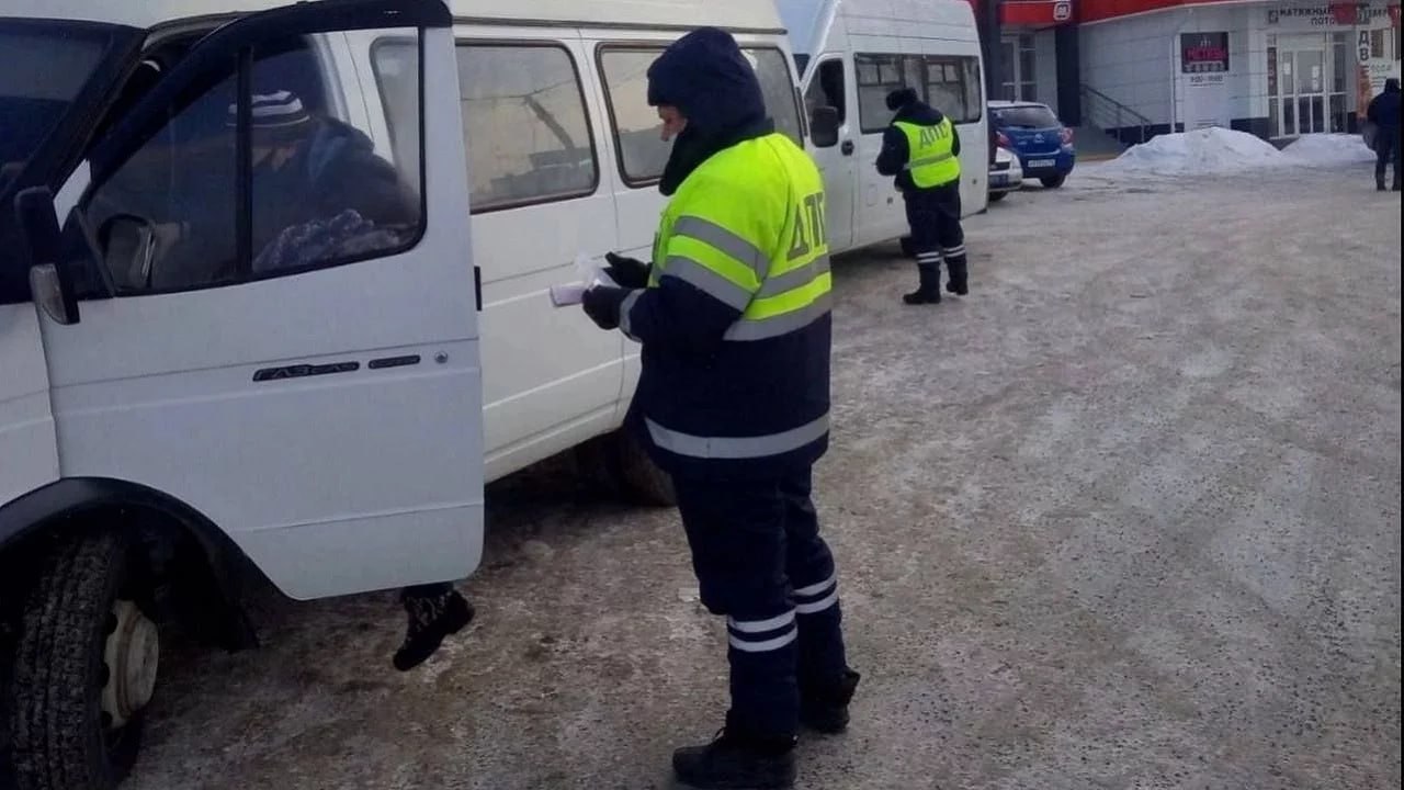 1  2  3   В Челябинской области 156 водителей автобусов попались на нарушениях за 2 дня   ‍  Меры были предприняты из-за участившихся случаев нарушений. Например, в селе Коелга в Еткульском районе автобусом ПАЗ, управлял водитель, у которого заметили признаки опьянения. В этот момент в салоне находились четыре пассажира.   "От прохождения освидетельствования водитель отказался, в отношении него составлены три административных материала", — уточнили в ГУ МВД по Челябинской области.    Среди других распространенных нарушений – неисправности тахографов, за это к ответственности привлекли перевозчиков.    Вести Южный Урал   Челябинск