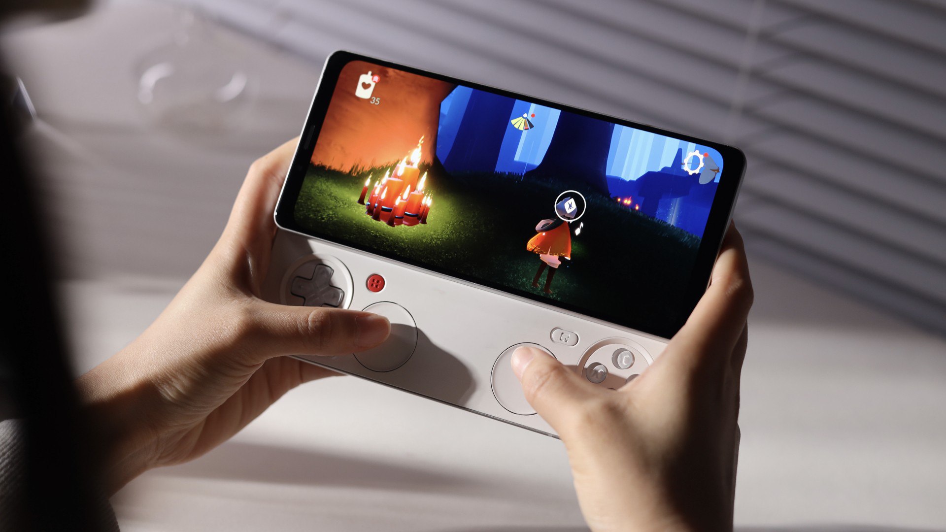 Ayaneo полноценно представила игровой смартфон слайдер Pocket Play После раннего анонса компания рассекретила часть характеристик Dimensity 9300 165 Гц дисплей и воздушное охлаждение Основной изюминкой станет выдвижная панель с крестовиной кнопками XBYA от Xbox и двумя тачпадами Также имеются L и R триггеры Сбор средств на Kickstarter они всегда так делают начнётся в ближайшее время rozetked me news 44287